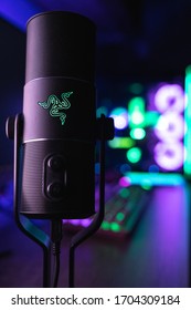This is the first edition Razer Seiren with the Razer Huntsman Elite (Quartz Edition) and the Razer Lian Li featured in the background.
					
					This image was taken on the 11/12/19