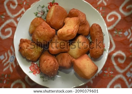 This fried bread is a traditional Indonesian snack. Usually in the late afternoon, this bread is sold together with cakwe on the roadside. The contents of fried bread also vary, some use chocolate, gr Imagine de stoc © 