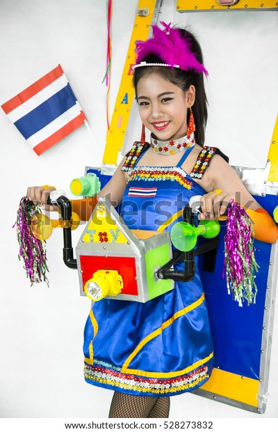 This\
girl wear the mini Tuk Tuk Thailand that her father made it after\
saw the news of MISS UNIVERSE 2015. And, an inspiration from the\
award winning Tuk-Tuk Thailand national\
costume.