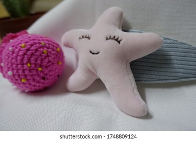 This Is A Hair Clip With Star Fish's Doll. That's So Cute And Pretty.