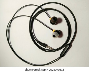 This handsfree for listening to music, made of black rubber and a combination of yellow on a white background