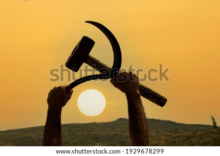 This is how the worker in the field showed the sickle-hammer figure, the symbol of communism.