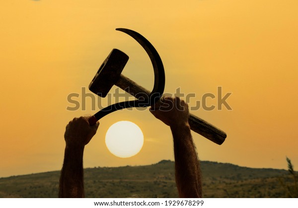 This is how the worker in the field\
showed the sickle-hammer figure, the symbol of\
communism.