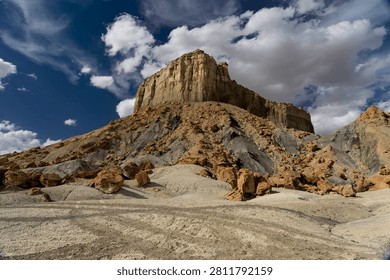 This image was captured at the Glen Canyon National Recreational Area in Utah, This is a huge area that encompasses more than 1.25 million acres. This is very tiny portion of it.
