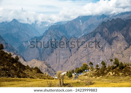 This image captures the Hathi Parbat range from Auli in Joshimath, Uttarakhand, India. In the image, we can also see the ropeway from Joshimath to Auli.