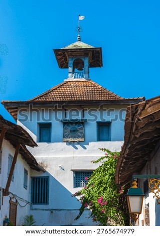 This image shows the historic clock tower located next to the Paradesi Synagogue in the Mattancherry neighborhood of Kochi, India.