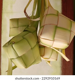 This is a ketupat shell from coconut leaf buds, which is then knotted into a container to fill with rice. This ketupat is used for serving food during Eid al-Fitr