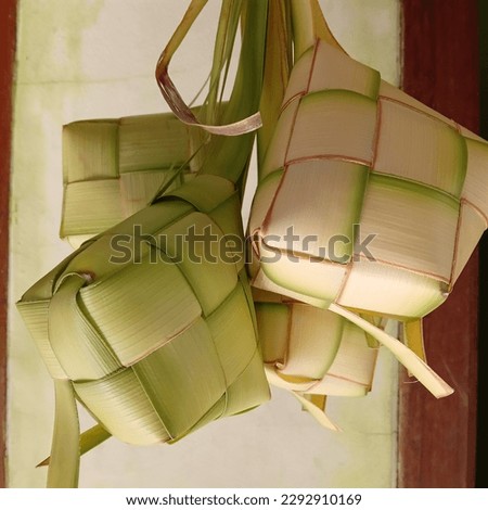 This is a ketupat shell from coconut leaf buds, which is then knotted into a container to fill with rice. This ketupat is used for serving food during Eid al-Fitr