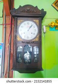 This Is An Old School Wall Clock Whose Cover Is Made Of Wood, Very Suitable For Wall Decoration, Nganjuk City, Indonesia


