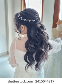 
This is one of the hairdo recommendations for brides. Hair styling half and loose below gives a relaxed impression but still looks luxurious. If you're bored with your hair being pulled up, you can t