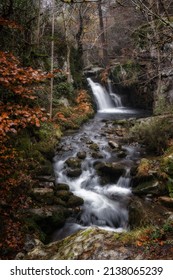 Esta es una de las cascadas de Puente Ra en el Parque Natural de la Sierra de Cebollera, España