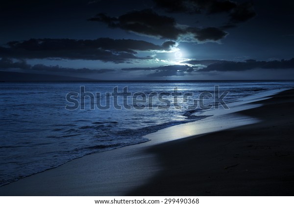 この写真イラストは マウイハワイの静かでロマンチックな月明かりのビーチを描いたものです 穏やかな波と雲に満ちた夜空を持つ 夜のどの海を表すこともできる の写真素材 今すぐ編集