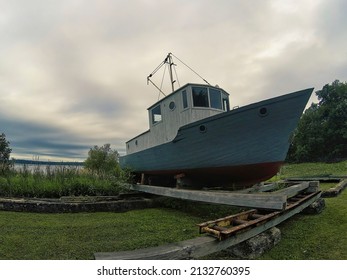 This photo was taken on Ile d'Orléans, Quebec, Canada. This boat no longer works but it must have a nice story that I don't know. Holidays July 2019.