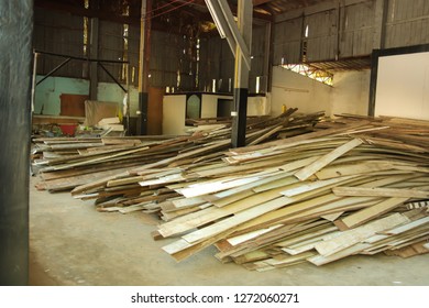 This Picture Shows A House That Has No Inhabitants, Unorganized And Dirty, So It Is Used To Store Old Wood.