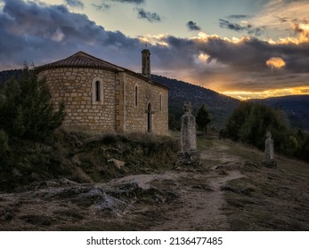 Esta es una ermita románica en el histórico "Camino Cid", tomada al atardecer