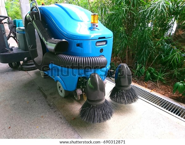 This is\
small and convenient street sweeping machine in blue. It is used in\
constraint area where movement is restricted.\
