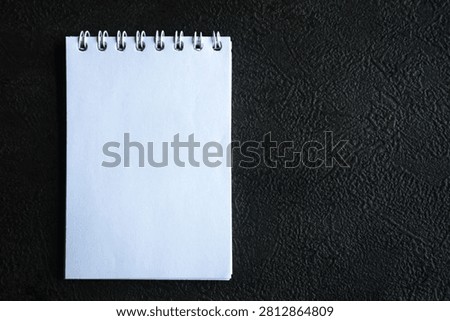 This spiral bound notebook is known as a memo pad or mini notebook. Thanks to its size that fits in a pocket, this book is usually used to jot down short reminders, shopping lists or short messages.