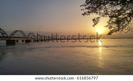 This stunning sunset captures on the banks of river godavari in the city of rajamahendravaram