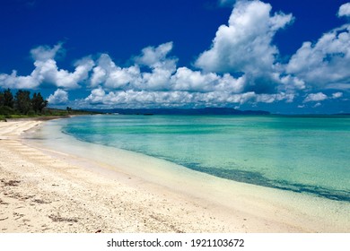 This is a summer seascape at Kuroshima island of Yaeyama islands in Okinawa prefecture, Japan.
Kuroshima island is very famous as a tourist destination in this prefecture.
