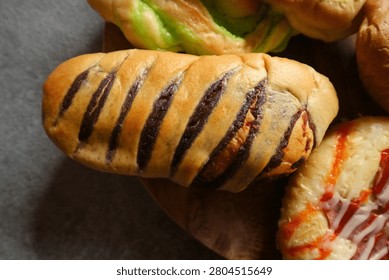 This is a sweet bread with a striped pattern, typically available in flavors such as chocolate-banana, blueberry jam, or red bean.
