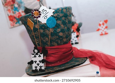 This top hat is a copy, adapted to my style, of the one worn by the Mad Hatter in the movie Alice in Wonderland.