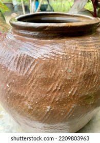 This Unique Jar Is Used To Store Water, Food, And Old Things. And Previously, The Malays Put This Jar At The Foot Of The Front Steps To Store Water To Wash Their Feet Before Going Up To The House.