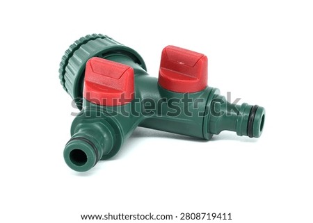 This versatile water splitter allows you to connect two hoses to a single tap, offering independent control over each outlet