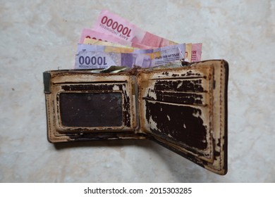 This Is A Vintage And Old Leather Wallet Contains Money