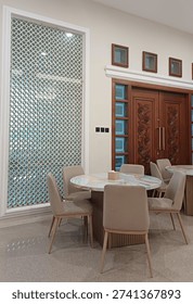 This warm dining room features a round marble-patterned table with elegant cream chairs, combined with carved wooden doors and geometric patterned windows, creating a classic-modern atmosphere that is elegant and comfortable.