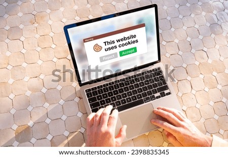 This website uses cookies warning pop-up window on laptop