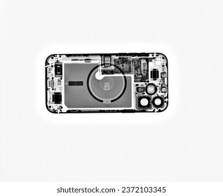 This is an X-ray image of the iPhone 13 Pro Max with inverter.