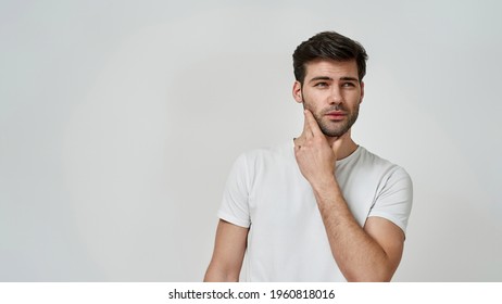 男性 顎に手を当てる の画像 写真素材 ベクター画像 Shutterstock