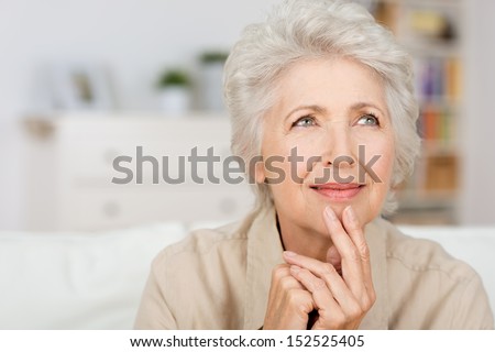 Similar – Foto Bild Senior Dame, die auf einem Stuhl am Strand sitzt und auf das Meer schaut.