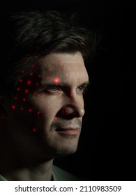 Un joven reflexivo mira la interfaz virtual correcta en su rostro, el escaneo de proyección roja, el concepto de tecnología moderna junto con un humano