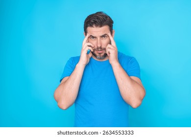 El hombre pensante mira pensativamente a un lado y hace planes aislados sobre fondo amarillo. El hombre pensante y apuesto considera. Retrato del hombre pensante. Un tipo pensativo pensando en la decisión.