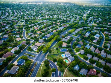 Tisíce domů letecké ptačí oko pohled předměstí bydlení rozvoj nové čtvrti v Austinu, Texas, USA moderní architektura a design