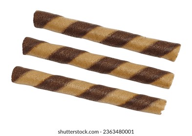 Tres rollos de wafer rayados marrones aislados sobre fondo blanco con sendero de recorte. Vista de cerca de palitos de gofre enrollados con relleno de chocolate.