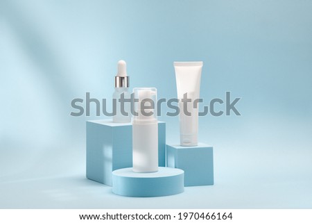 Three cosmetic product mockups on geometric podiums. Background for presentation of cosmetic Foto d'archivio © 