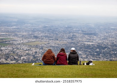 Tres amigos observan la