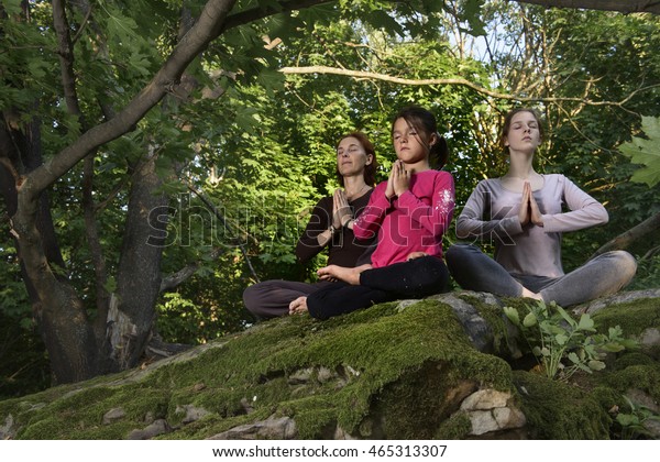 Three Girls Forest Yoga Relaxation Photo De Stock Modifiable 465313307