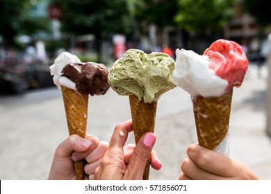 Drei Hände, die an warmem Tag in Italien Eis halten