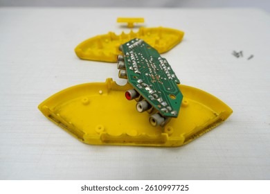 Three input and one output switching device for audio and video cables