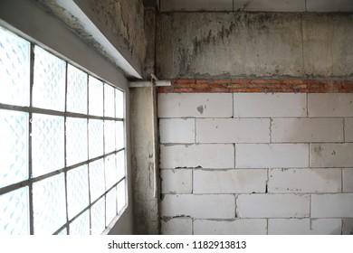 Three Layer Of Adobe Bricks Are Using For Construction Between Wall And Beam In Order To Eliminate A Gap Of Structure. After That, Builder Will Coat Cement Concrete In Make Surface Smooth.