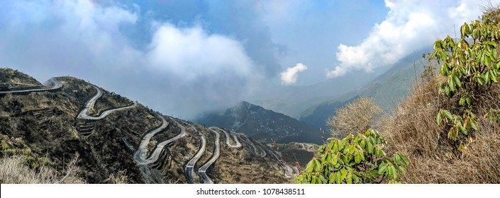 Three Level Zigzag road is probably the most dizzying road in the world. Located in the Sikkim Indian state, in the Himalayan mountains, the road includes more than 100 hairpins in just 30km.