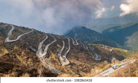 Three Level Zigzag road is probably the most dizzying road in the world. Located in the Sikkim Indian state, in the Himalayan mountains, the road includes more than 100 hairpins in just 30km.