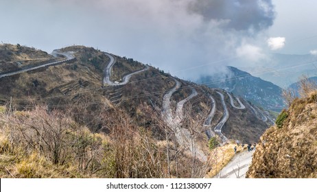 Three Level Zigzag road is probably the most dizzying road in the world. Located in the Sikkim Indian state, in the Himalayan mountains, the road includes more than 100 hairpins in just 30km.