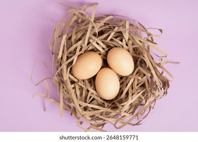 Tres huevos marrones claros