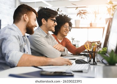 Três homens desfrutando de um bom trabalho de codificação no computador no escritório moderno
