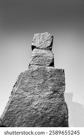 Tres rocas apiladas una encima de la otra
