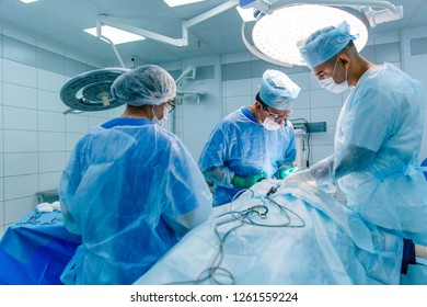 Three Scrubs Performing Surgery Operating Room Stock Photo 1261559224 ...